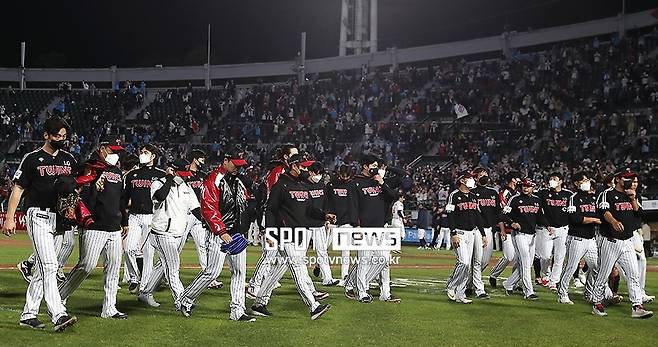 ▲ 1위부터 7위까지 정해지지 않은 채 치러진 30일 정규시즌 마지막 5경기. LG는 부산의 기적을 꿈꿨지만 7시 7분 창원에서 터진 구자욱의 2타점 3루타에 꿈을 접어야 했다. ⓒ 사직, 곽혜미 기자