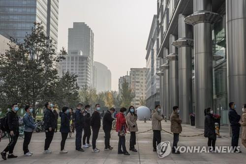 코로나 검사받기 위해 줄 선 베이징 시민들 [EPA=연합뉴스 자료사진]