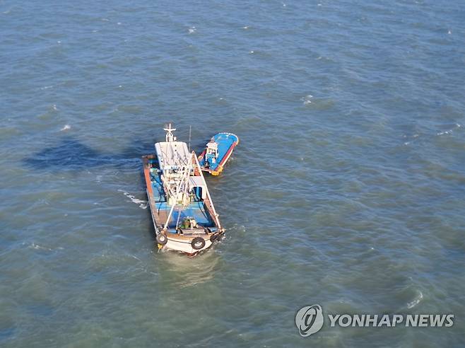 여수 양식장 관리선에서 작업자 2명 실종 지난 22일 오후 전남 여수시 여자도의 한 양식장에서 관리선이 표류하고 있다. 이 관리선에 승선해 작업 중이던 작업자 2명이 해상에 추락해 실종, 해경이 수색하고 있다. [여수해양경찰서 제공. 재판매 및 DB 금지] pch80@yna.co.kr