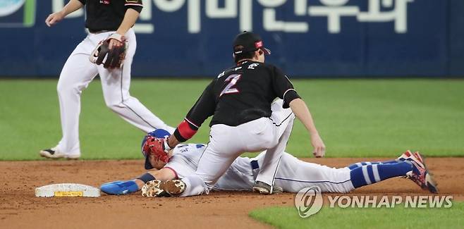 '아웃' 지난달 9일 오후 대구 삼성라이온즈파크에서 열린 프로야구 '2021 프로야구 신한은행 SOL KBO리그' kt wiz와 삼성 라이온즈의 경기. 1회 말 1사 주자 1루 상황에서 1루 주자 삼성 박해민이 2루 도루를 시도하다가 아웃되고 있다. 2021.9.9 mtkht@yna.co.kr