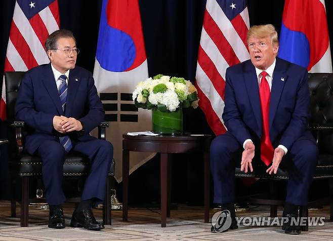 (뉴욕=연합뉴스) 2019년 9월 문재인 대통령이 뉴욕 인터콘티넨털 바클레이 호텔에서 열린 한미 정상회담에서 기자들의 질문에 트럼프 대통령이 답변하는 모습을 지켜보고 있다. 2019.9.24 [연합뉴스 자료사진]