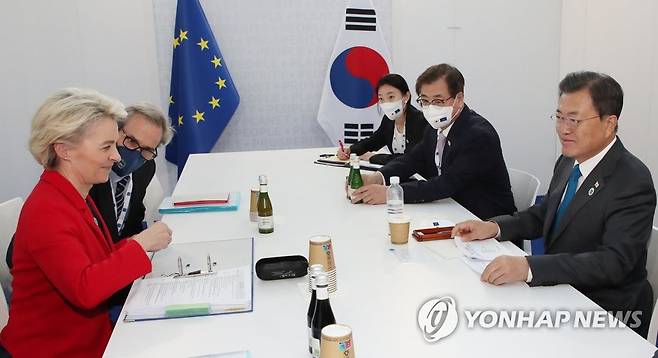 한-EU 정상회담 하는 문재인 대통령 (로마=연합뉴스) 최재구 기자 = 문재인 대통령과 우르줄라 폰데어라이엔 EU 집행위원장이 30일(현지시간) 이탈리아 로마 누볼라 컨벤션 센터 양자회담장에서 정상회담을 하고 있다. 2021.10.30 jjaeck9@yna.co.kr