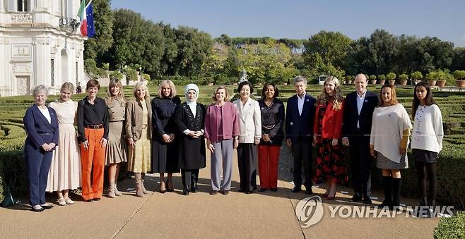 오찬장서 기념촬영 하는 G20 정상 배우자들 (로마=연합뉴스) 최재구 기자 = G20 정상회의 참석차 로마를 방문 중인 문재인 대통령의 부인 김정숙 여사가 30일 오전(현지시간) 로마 빌라 팜필리에서 이탈리아 총리 부인 주최 오찬을 마친 뒤 G20 정상 배우자들과 오찬장 앞에서 단체 사진을 촬영하고 있다.  왼쪽부터 호프 에클레즈 FSB 의장 부인, 올가 크롭첸코 러시아 대통령 부인 , 아멜리 데르보드랑기앵 EU 상임의장 부인, 베고냐 고메즈 스페인 총리 부인, 질 바이든 미국 대통령 부인, 브리짓 마크롱 프랑스 대통령 부인, 에미네 에르도안 터키 대통령 부인, 마리아 세레넬라 카펠로 이탈리아 총리 부인, 김정숙 여사, 데니스 치세케디 DR콩고 대통령 부인, 요하임 자우어 독일 총리 배우자, 캐리 존슨 영국 총리 부인, 하이코 폰 데어 라이엔 EU 집행위원장 배우자, 키디스트 버헤인 WHO 사무총장 부인.  2021.10.30 jjaeck9@yna.co.kr