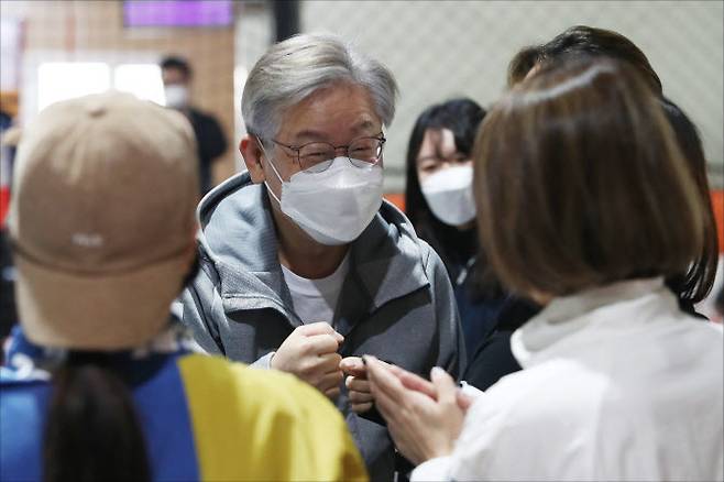 더불어민주당 이재명 대선 후보가 31일 오전 경기도 고양시 덕양구 상암 농구장에서 2030 여성들과 ‘넷볼’(영국에서 농구를 모방해 만들어진 여성 전용 스포츠) 경기를 체험하기 전 참석자들과 주먹인사를 하고 있다. (사진= 국회사진기자단)