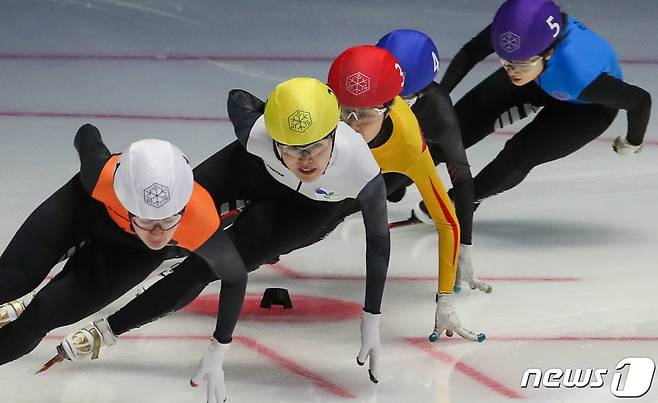 6일 서울 노원구 태릉국제스케이트장 실내빙상장에서 열린 2021-2022 시즌 쇼트트랙 국가대표 1차 선발대회 여자부 1000m 준준결승에서 김아랑(노란모자), 김지유(흰), 김건희(빨강), 안세정(파랑), 박윤정(보라)이 역주하고 있다. 2021.5.6/뉴스1 © News1 안은나 기자