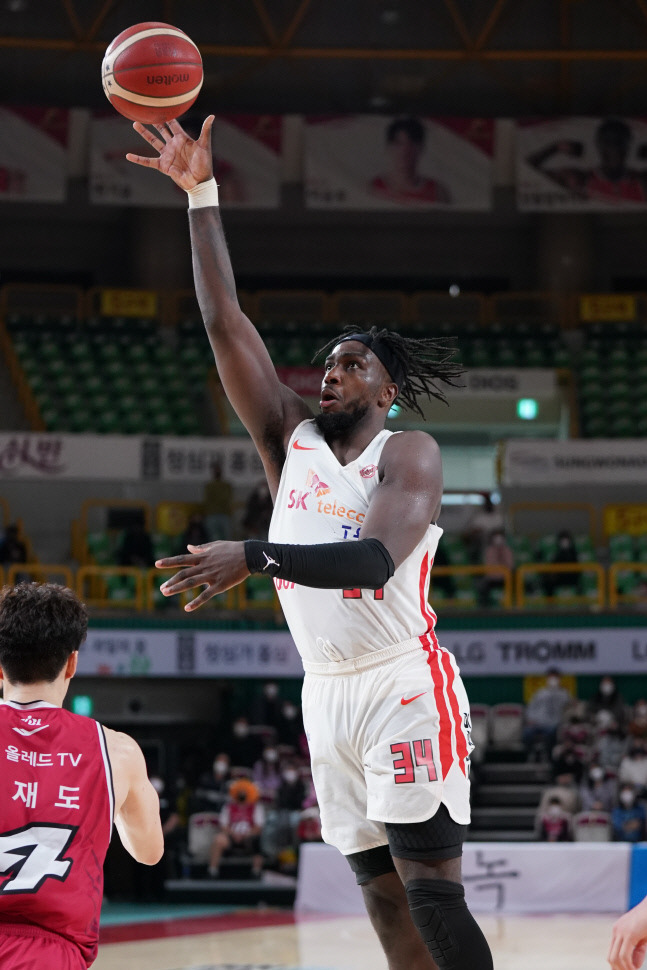 SK 자밀 워니가 31일 창원 LG전에서 훅슛을 시도하고 있다. | KBL 제공