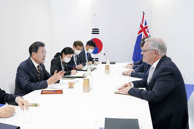 문재인 대통령이 31일(현지 시각) 이탈리아 로마 누볼라 컨벤션센터 양자회담장에서 스콧 모리슨 호주 총리와의 정상회담을 하고 있다. /연합뉴스