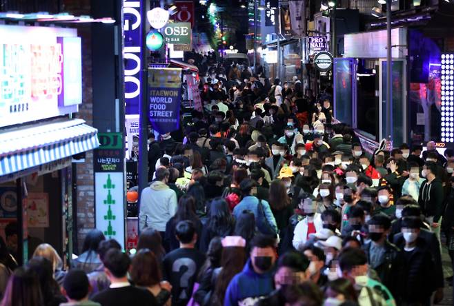 지난해 10월 31일 핼러윈 데이의 서울 용산구 이태원 거리 모습. 연합뉴스 제공