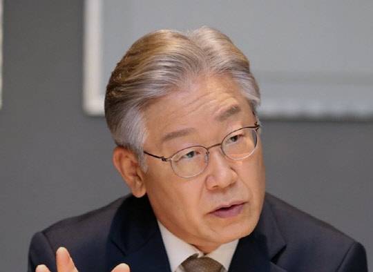 더불어민주당 이재명 대선후보가 29일 경기도 성남시 한 호텔에서 연합뉴스와 인터뷰하고 있다. <연합뉴스>