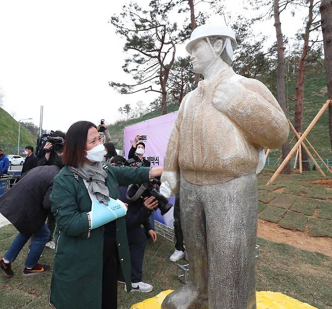 지난 4월28일 오후 충남 태안화력발전소 정문 앞에서 열린 ‘청년 비정규직 고 김용균 추모조형물 제막식’에 참석한 김미숙 이사장. 태안/강창광 선임기자 chang@hani.co.kr