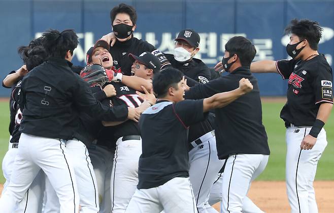 케이티 위즈 선수들이 31일 오후 대구 삼성라이온즈파크에서 열린 2021 KBO리그 1위 결정전에서 삼성 라이온즈에 1-0 승리를 거둔 뒤 그라운드에서 얼싸안고 기뻐하고 있다. 대구/연합뉴스