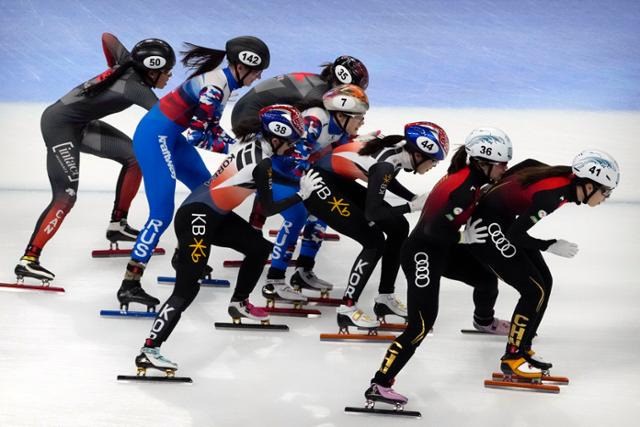 23일 중국 베이징 캐피털 실내경기장에서 열린 2021~22 국제빙상경기연맹(ISU) 월드컵 1차 대회 여자 3,000m 계주 준결승전에서 선수들이 경주를 하고 있다. AP 연합뉴스