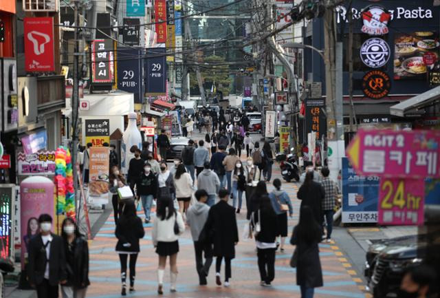 단계적 일상회복, 일명 '위드 코로나' 시행을 하루 앞둔 31일 오후 서울 강남역 인근 골목을 지나는 시민들의 모습. 연합뉴스