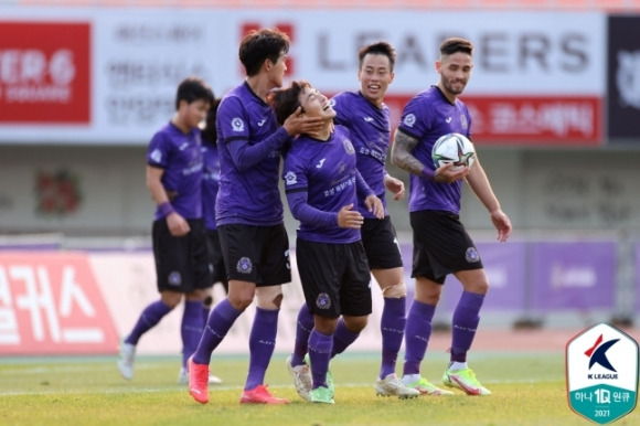 31일 안양종합운동장에서 열린 FC안양과 부천FC와의 '하나원큐 K리그2 2021' 36라운드 최종전에서 안양 홍창범이 득점을 기록하고 기뻐하고 있다. [사진=한국프로축구연맹]