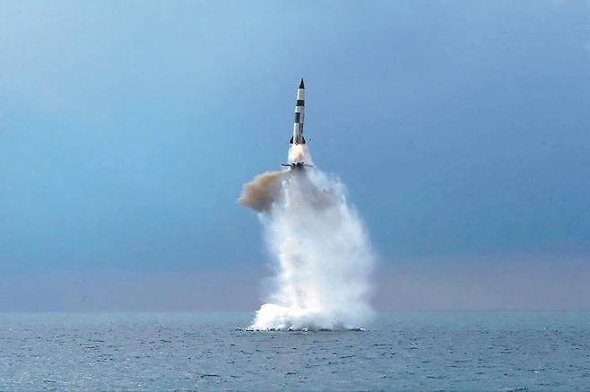 지난 19일 북한 신포 인근 바다에서 SLBM 시험 발사가 이뤄지고 있다. 조선중앙통신