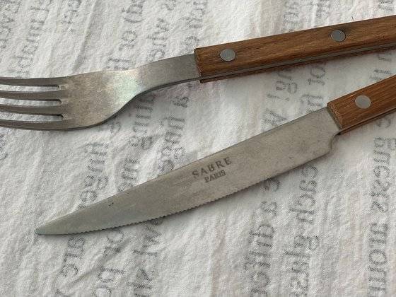 빈티지한 무광 스테인리스 재질과 나무 손잡이가 조화를 이룬 커트러리. 나무와 스테인리스의 조합이 클래식한 분위기를 만들어낸다.[사진 권민경]