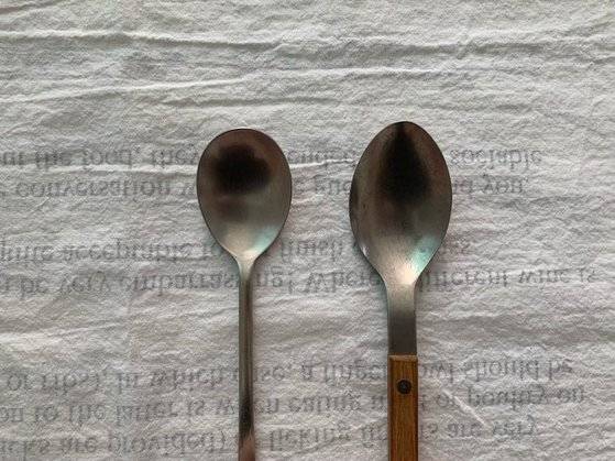 일반적인 수저(왼쪽)와 사브르 스푼의 크기를 비교해봤다. 큰 크기를 활용해 음식을 더는 서빙 스푼으로도 즐겨 쓴다. [사진 권민경]