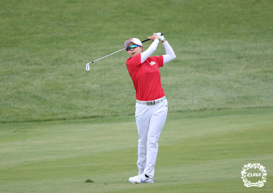 Kim Hyo-joo plays her iron on the third hole on moving day of the SK Networks Seokyung Ladies Classic of the KLPGA Tour at Pinx Golf Club in Seogwipo, Jeju on Saturday. [KLPGA]