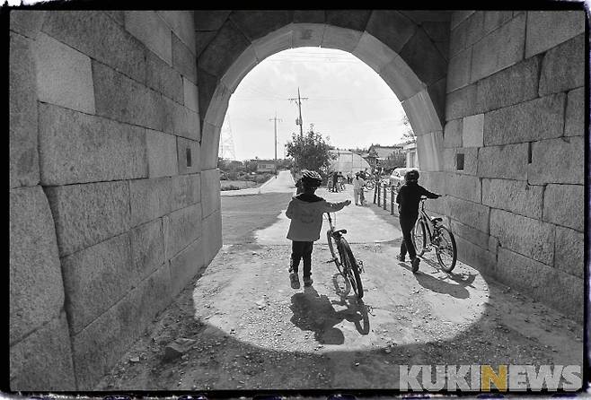 교동읍성(경기도 기념물 72호)은 조선 인조 7년(1629)에 축조한 것으로 둘레 430m, 높이는 약 6m로 동남북 세 곳에 성문을 설치했다.현재는 무지개 모양의 홍예문(남문) 부분만 남아 과거의 규모를 어림 짐작해 볼 뿐이다.