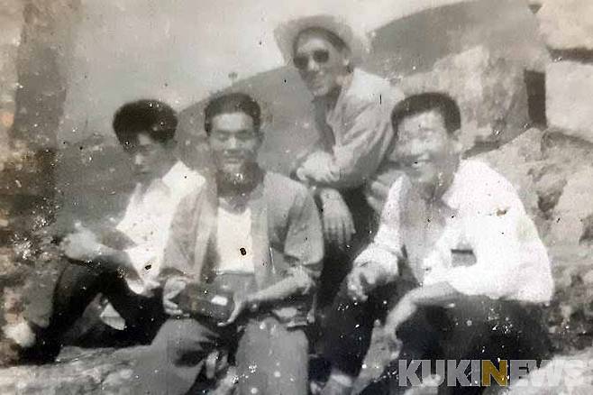 최성호 사장의 부친인 최덕권(선글라스 쓴 이) 2대 사장이 젊은 시절 친구들과 교동도 화개산에서 촬영한 사진=최성호 사장 제공