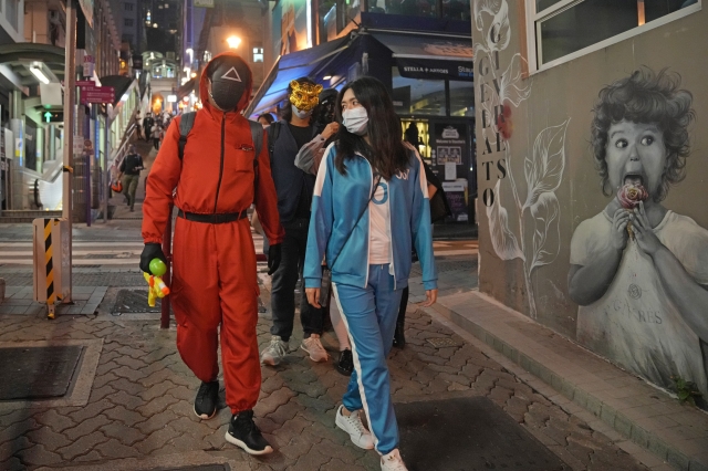홍콩인들이 30일 '핼러윈'을 즐기기 위해 오징어게임 관련 의상을 입고 거리에 나온 모습. AP뉴시스