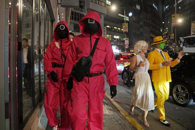 홍콩인들이 30일 '핼러윈'을 즐기기 위해 오징어게임 관련 의상을 입고 거리에 나온 모습. AP뉴시스