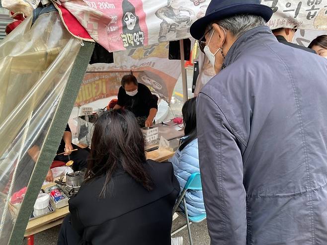 지난 26일 서울 종로구 혜화동 ‘추억의 뽑기 달고나 노점’에 6세 어린이부터 80대 노인까지 세대를 불문하고 많은 이들이 줄을 서 차례를 기다리고 있다.