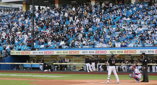 31일 오후 대구 삼성라이온즈파크에서 열린 프로야구 2021 신한은행 쏠(SOL) KBO 정규시즌 1위 결정전 kt wiz와 삼성 라이온즈의 경기. 관중들이 힘찬 응원을 하고 있다. 이날 입장권 1만2,244장이 9분 만에 모두 팔렸다. 1만2,244명은 2020년과 2021년 프로야구 전체 최다 관객 수다. /연합뉴스