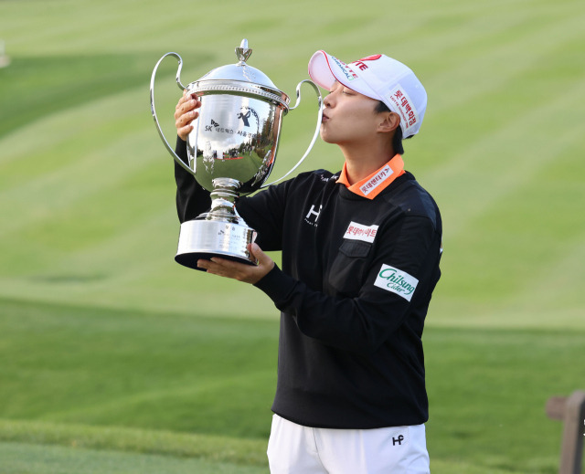 김효주가 31일 한국여자프로골프(KLPGA) 투어 SK네트웍스·서울경제 레이디스 클래식에서 우승을 차지한 뒤 트로피에 입을 맞추고 있다. /서귀포=오승현 기자