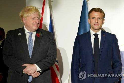 기념사진 촬영을 위해 나란히 선 영국-프랑스 정상 (로마 로이터=연합뉴스) 보리스 존슨(왼쪽) 영국 총리와 에마뉘엘 마크롱 프랑스 대통령이 30일(현지시간) 주요 20개국(G20) 정상회의가 열리는 이탈리아 로마에서 이란 핵 프로그램을 논의하기 위해 조 바이든 미국 대통령, 앙겔라 메르켈 독일 총리와 만난 자리에서 기념사진을 촬영하고 있다. 2021.10.30 photo@yna.co.kr [재판매 및 DB 금지]