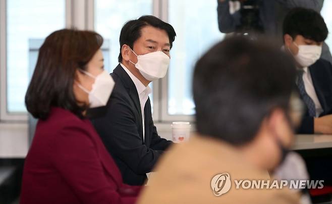 안철수, 대구서 청년과 간담회 (대구=연합뉴스) 김현태 기자 = 국민의당 안철수 대표가 29일 대구 청년센터에서 지역의 청년대표들과 간담회를 하고 있다. 2021.10.29 mtkht@yna.co.kr