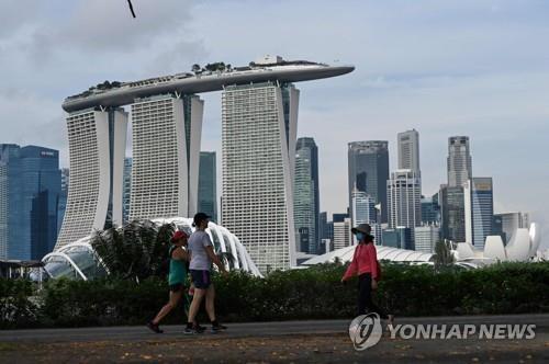 싱가포르 마리나 베이 이스트 파크를 걷고 있는 시민들. 2021.10.20 [AFP=연합뉴스] [2021.10.27 송고]