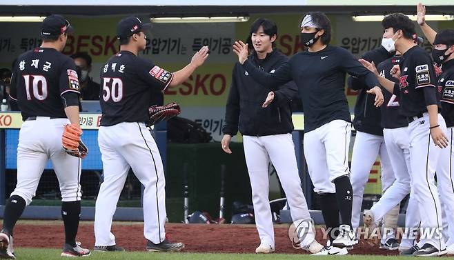 '오늘 이긴다' (대구=연합뉴스) 김현태 기자 = 31일 오후 대구 삼성라이온즈파크에서 열린 프로야구 2021 신한은행 쏠(SOL) KBO 정규시즌 1위 결정전 kt wiz와 삼성 라이온즈의 경기. 8회 말 kt가 무실점으로 이닝을 끝낸 후 선발투수 쿠에바스와 강백호가 하이파이브 하고 있다. 2021.10.31 mtkht@yna.co.kr