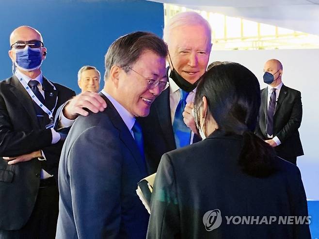 조 바이든 미국 대통령 만난 문재인 대통령 (로마=연합뉴스) 최재구 기자 = 문재인 대통령이 30일(현지시간) 이탈리아 로마 누볼라 컨벤션 센터에서 열린 주요 20개국(G20) 정상회의에서  기념촬영전 정상 라운지에서 조 바이든 미 대통령과 만나 대화하고 있다. 2021.10.30 jjaeck9@yna.co.kr