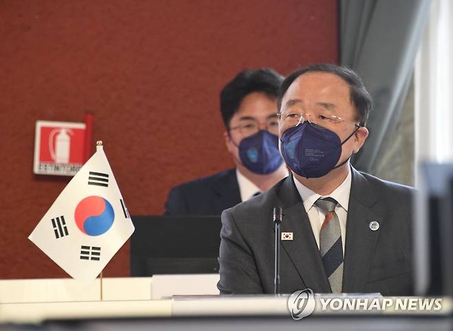 G20 재무·보건장관 합동회의 참석한 홍남기 부총리 (서울=연합뉴스) 홍남기 부총리 겸 기획재정부 장관이 29일(현지사간) 이탈리아 로마 살롱 델 폰테인에서 열린 'G20 재무·보건 장관 합동회의'에 참석해 있다. 2021.10.29 [기획재정부 제공. 재판매 및 DB 금지] photo@yna.co.kr