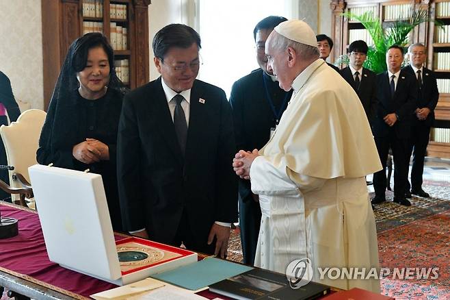 지난 29일 교황청을 공식 방문한 문재인 대통령이 프란치스코 교황과 단독 면담에 앞서 대화하고 있다. [교황청 제공. 재판매 및 DB금지]