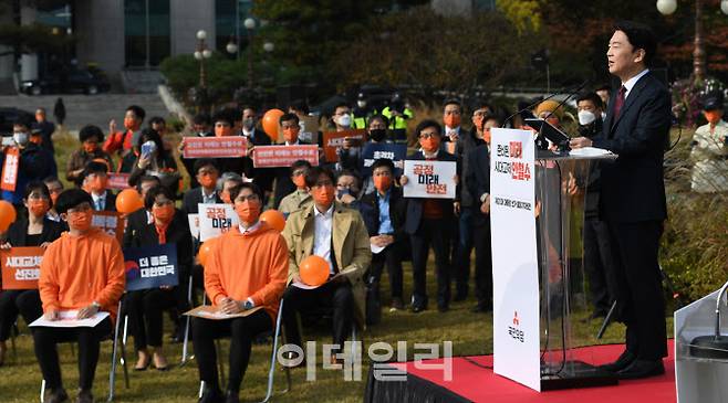 [이데일리 노진환 기자] 안철수 국민의당 대표가 1일 서울 여의도 국회 잔디광장 분수대 앞에서 제20대 대통령선거 출마 선언식을 하고 있다.