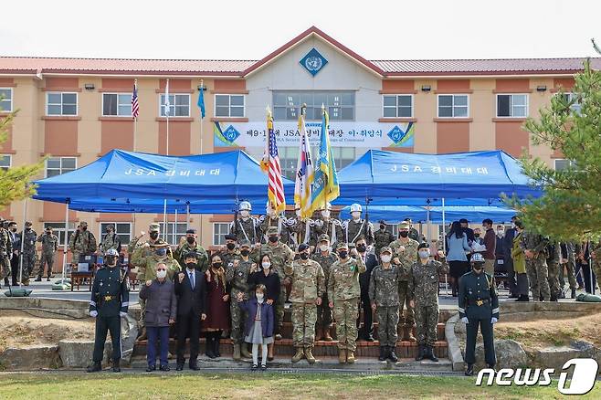 지난달 29일 제9·10대 JSA경비대대장 이·취임식이 열렸다. (전인범 페이스북) © 뉴스1