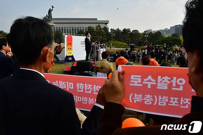 안철수 국민의당 대표가 1일 오전 국회 잔디광장에서 20대 대통령 선거 출마 선언을 하고 있다. 2021.11.1/뉴스1 © News1 이동해 기자