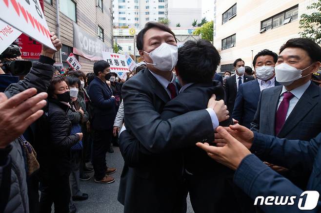 윤석열 국민의힘 대선 경선 후보가 1일 오후 경기 수원시 국민의힘 경기도당 강당에서 열린 ‘윤석열 국민캠프 경기도 당협위원장 간담회’에 참석하며 지지자와 포옹을 하고 있다. 2021.11.1/뉴스1 © News1 국회사진취재단