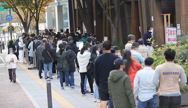 2021년 10월 31일 오전 서울 송파구 보건소 선별진료소 앞에서 시민들이 신종 코로나바이러스 감염증 선별 검사를 받기 위해 대기하고 있다./연합뉴스