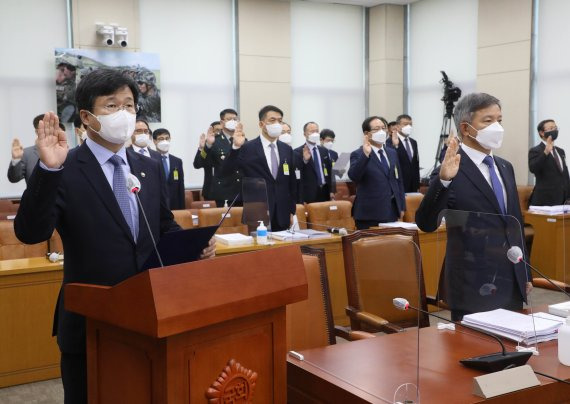 강은호 방위사업청장(왼쪽)과 허건영 국방기술품질원장이 12일 오전 서울 여의도 국회에서 열린 국방위원회의 방위사업청 국정감사에서 증인 선서를 하고 있다. 사진=뉴스1