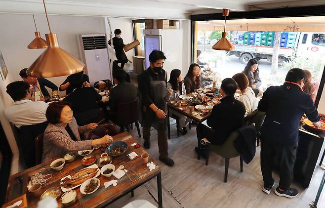 코로나19의 ‘단계적 일상 회복’인 ‘위드코로나’가 시작된 1일 낮 서울 중구 한 식당에서 손님들이 식사를 하고 있다. 신소영 기자 viator@hani.co.kr