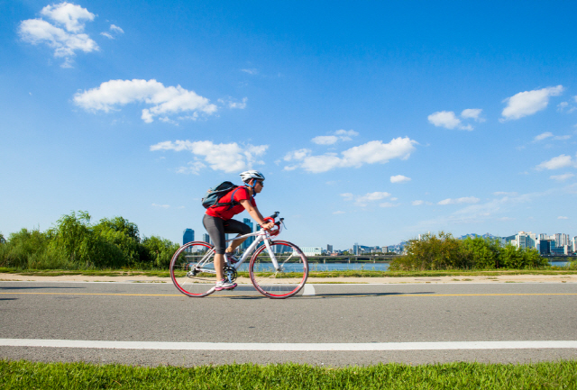 자전거 타기는 전신 근육에 영향을 줄 만큼 좋은 운동이다. 그러나 여러 근육에 영향을 주는 만큼, 잘못된 자세로 탄다면 근육에 통증이 생기거나, 인대가 손상될 수 있다./사진=클립아트코리아