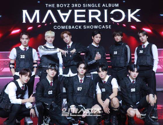 그룹 더보이즈가 1일 오후 온라인 생중계로 진행된 세 번째 싱글 '매버릭' 쇼케이스에 참석해 포토타임을 갖고 있다. 박세완 기자 park.sewan@joongang.co.kr / 2021.11.01/
