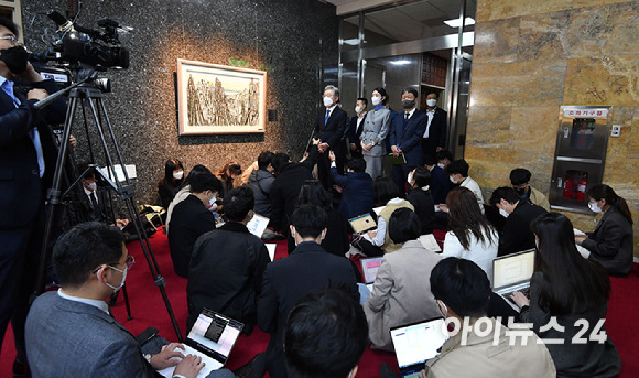 이재명 더불어민주당 대선 후보가 1일 오전 서울 여의도 국회에서 박병석 국회의장을 예방한 후 취재진의 질의에 답하고 있다.