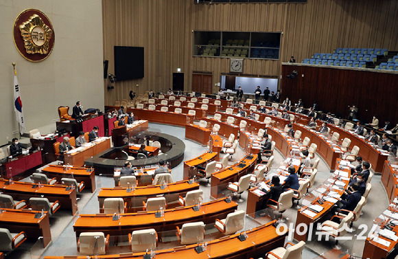 1일 오후 서울 여의도 국회에서 열린 예산결산특별위원회의 2022년도 예산안 및 기금운용계획안에 대한 공청회가 열리고 있다.