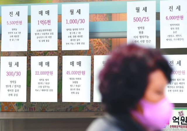 정부의 부동산 대출·세금 규제에 따른 ‘풍선효과’로 서울에서 6억원 이하 아파트 매물부족 현상이 벌어지고 있다. 반면 정부 규제 사각지대인 외국인들은 서울 아파트 매수에 열을 올리고 있다. 사진은 31일 서울 도봉구 한 공인중개사무소에 붙은 매물 안내문. 연합뉴스