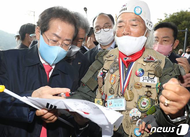 국민의힘 대선 경선 후보 홍준표 의원이 1일 오후 자신의 지역구인 대구 수성못 상화동산을 찾아 시민의 요청에 사인을 해주고 있다. /사진=뉴스1