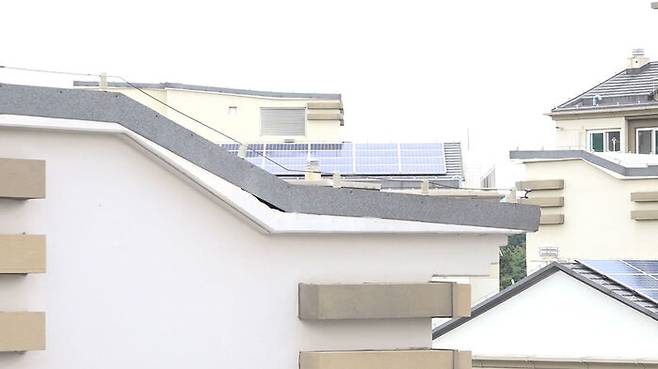 신동아 파밀리에 2단지 옥상에 설치된 옥상 태양광 패널